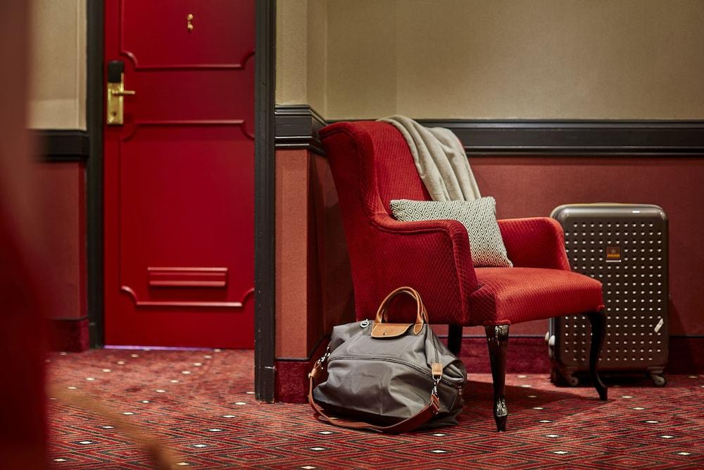 Carlton Ambassador Hotel — 6