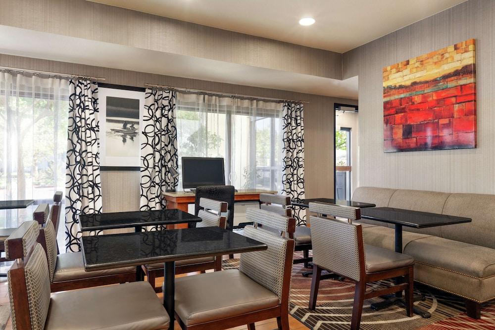 Hampton Inn Tracy — 2