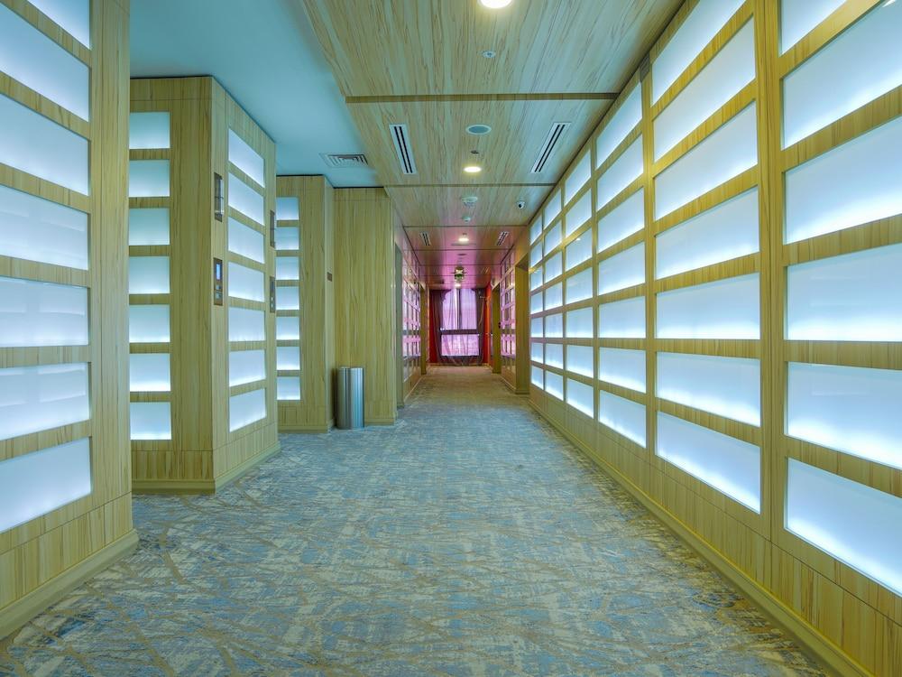 Palette Royal Reflections Hotel and Spa Dubai — 2