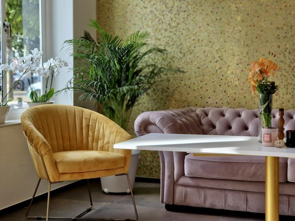 Chasse Hotel Residency — 2