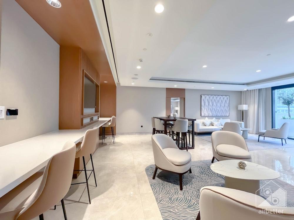 Luxurious 1B With Breathtaking Views Downtown — 2
