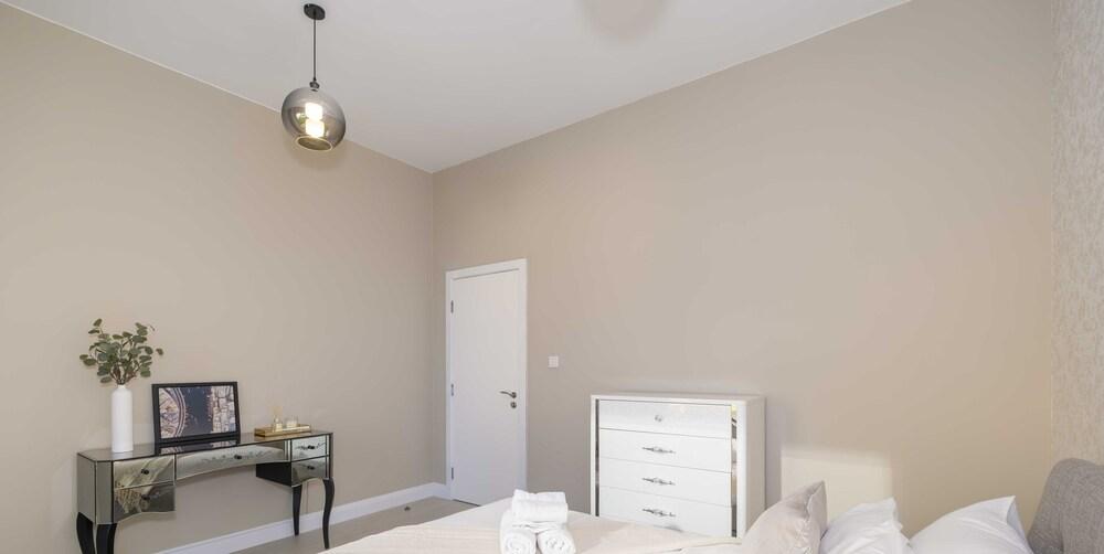 LUX The JBR Premium Sea View Suite — 10