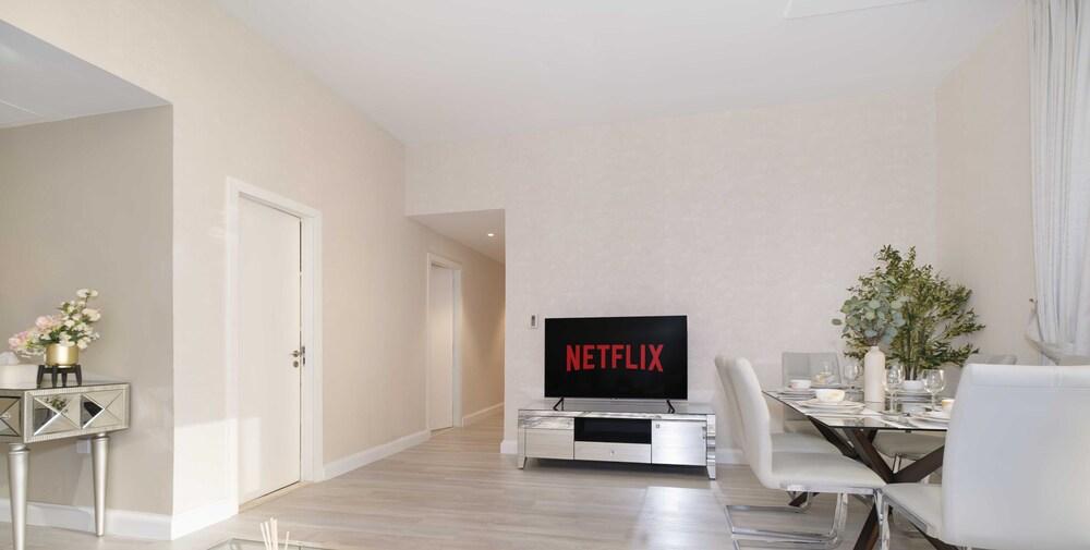 LUX The JBR Premium Sea View Suite — 4