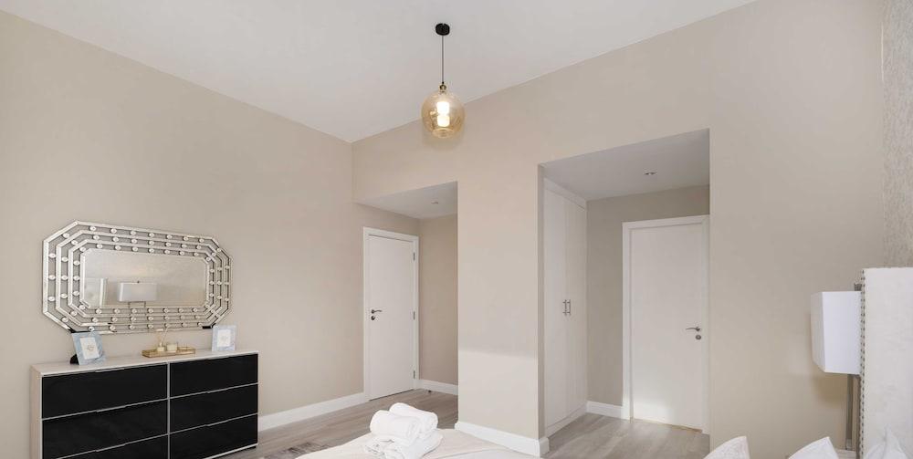 LUX The JBR Premium Sea View Suite — 2