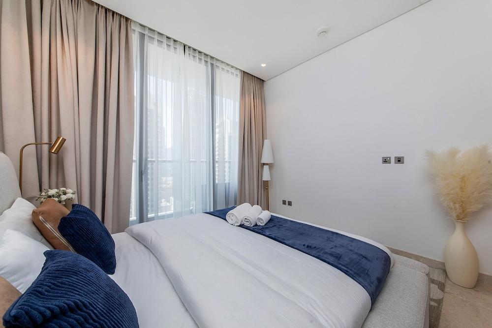 Luxe 3BR with Burj Khalifa view — 6