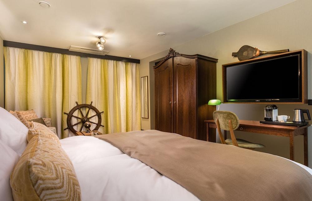 The Hendrick's Hotel — 10