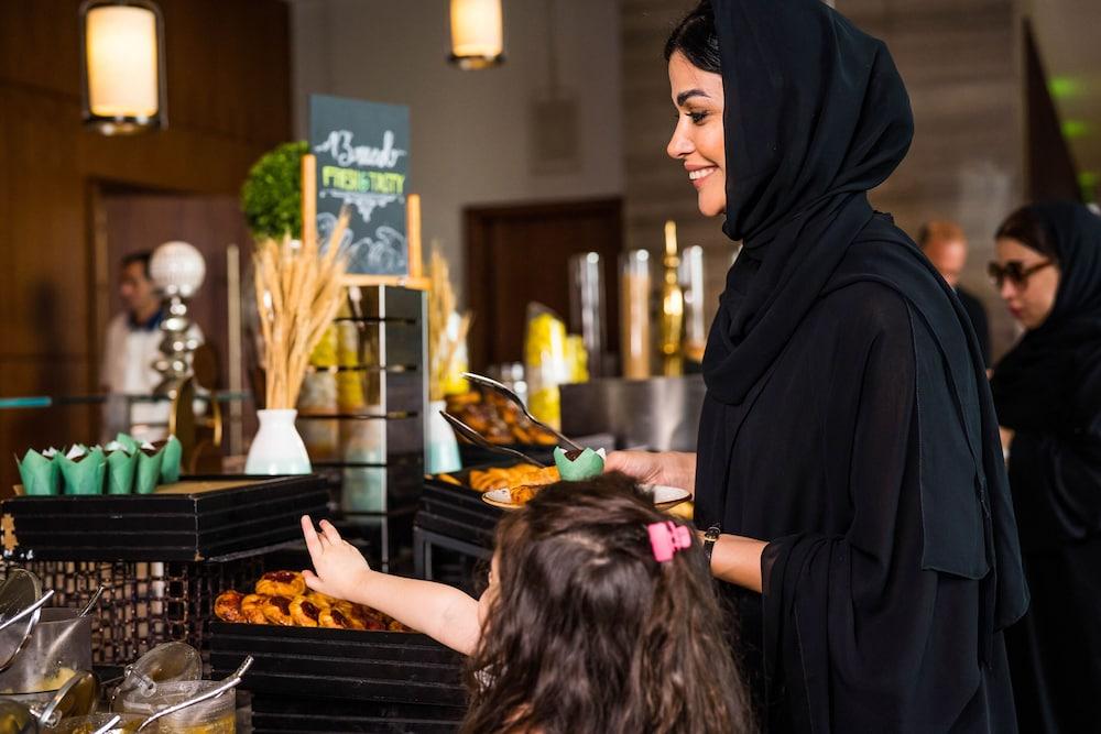 Holiday Inn Dubai Al-Maktoum Airport, an IHG Hotel — 6
