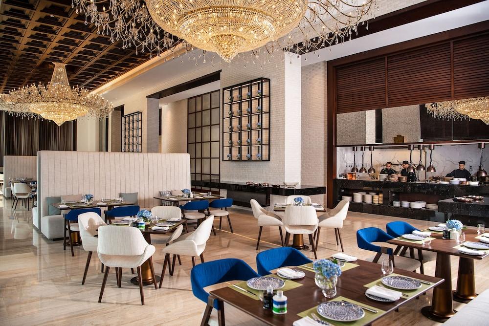 Al Jaddaf Rotana Suite Hotel — 7