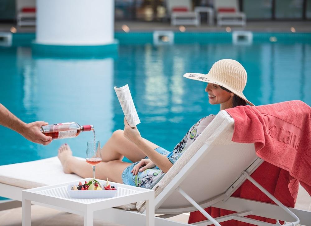 Al Jaddaf Rotana Suite Hotel — 4