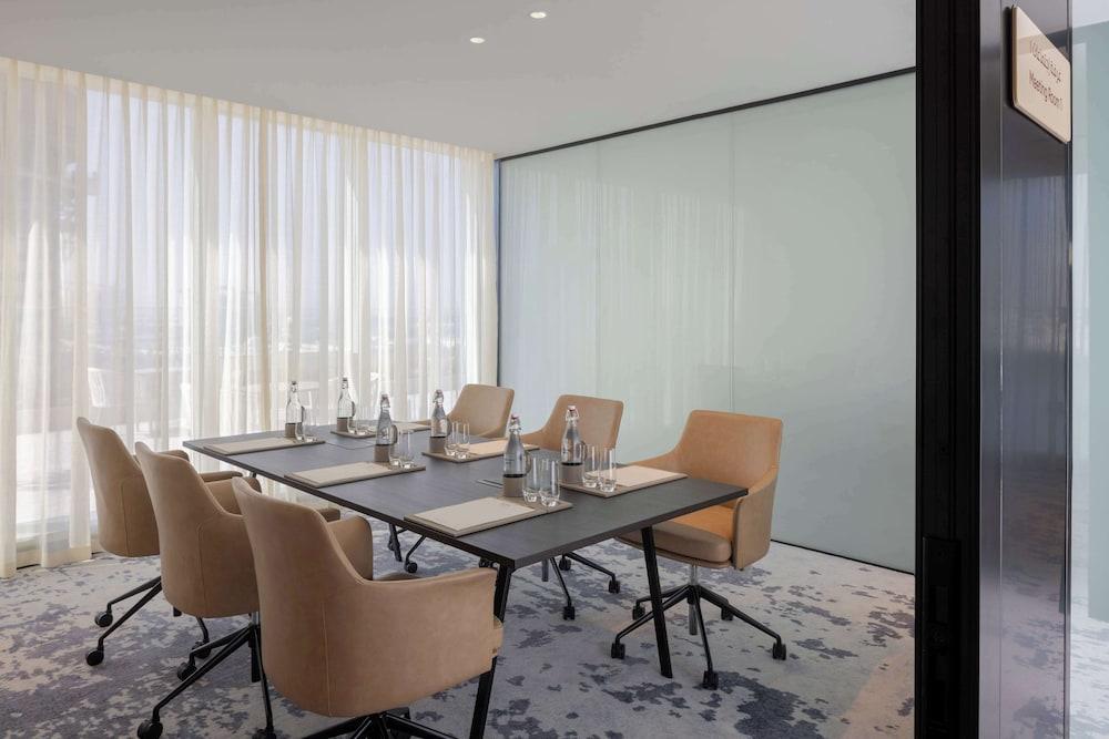 Avani + Palm View Dubai Hotel & Suites — 9