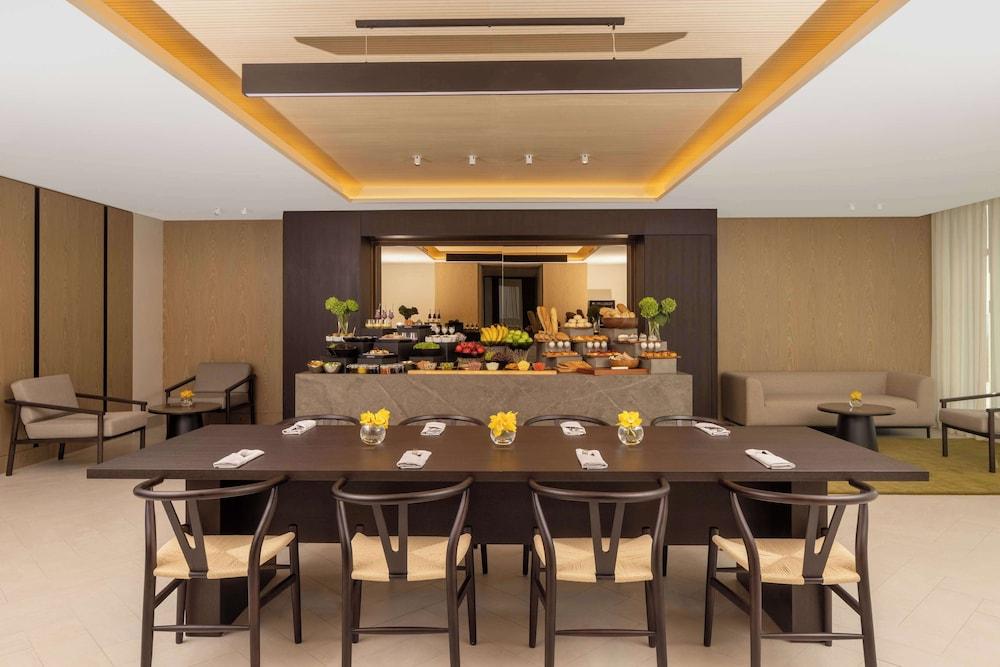Avani + Palm View Dubai Hotel & Suites — 8