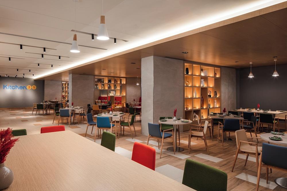 Holiday Inn Hotel & Suites Dubai Science Park, an IHG Hotel — 6