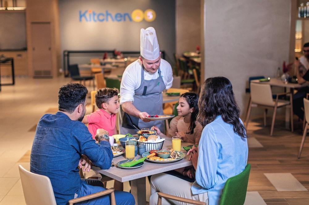 Holiday Inn Hotel & Suites Dubai Science Park, an IHG Hotel — 7