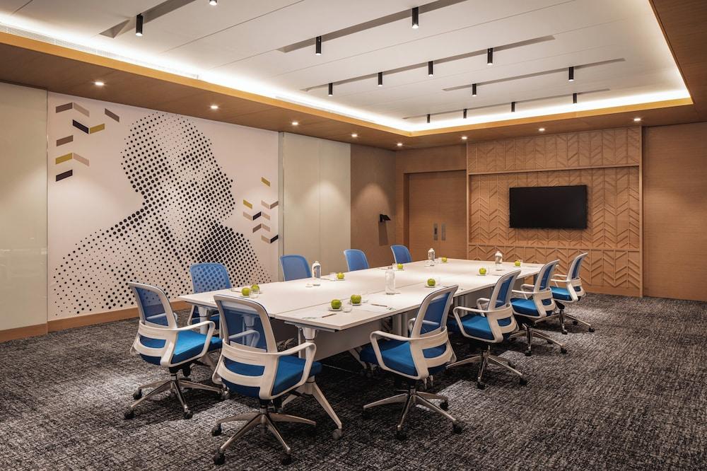 Holiday Inn Hotel & Suites Dubai Science Park, an IHG Hotel — 10