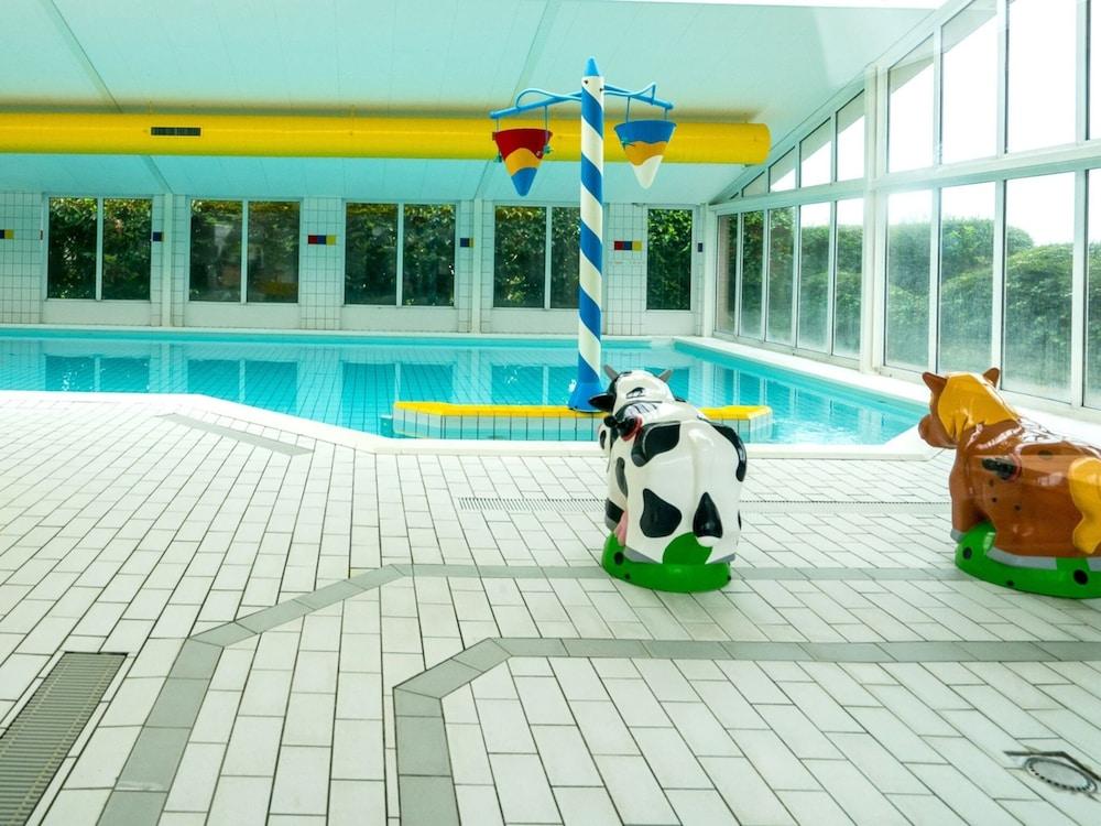 Ocean Dreams Chalet in Oostkapelle With Pool — 4