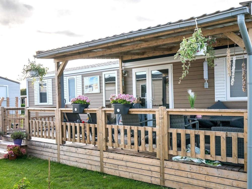 Ocean Dreams Chalet in Oostkapelle With Pool — 1