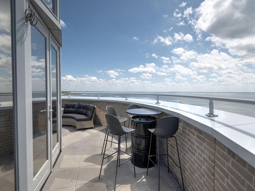 Premium Apartment With Covered Terrace — 3