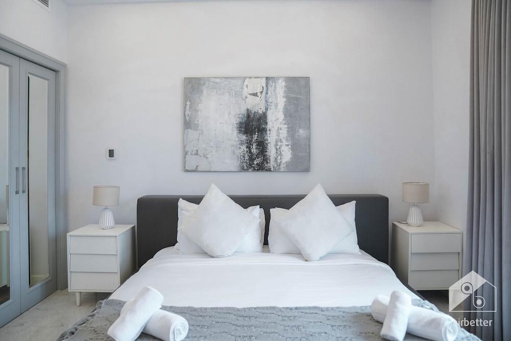 Luxurious Apartment With Iconic Burj View — 8