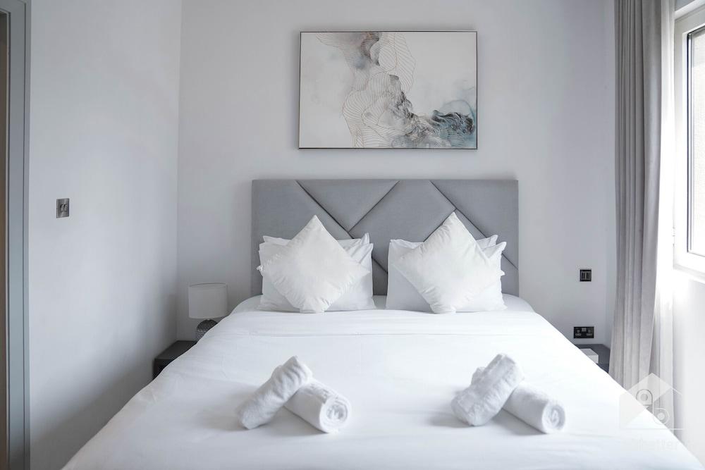 Luxurious Apartment With Iconic Burj View — 9