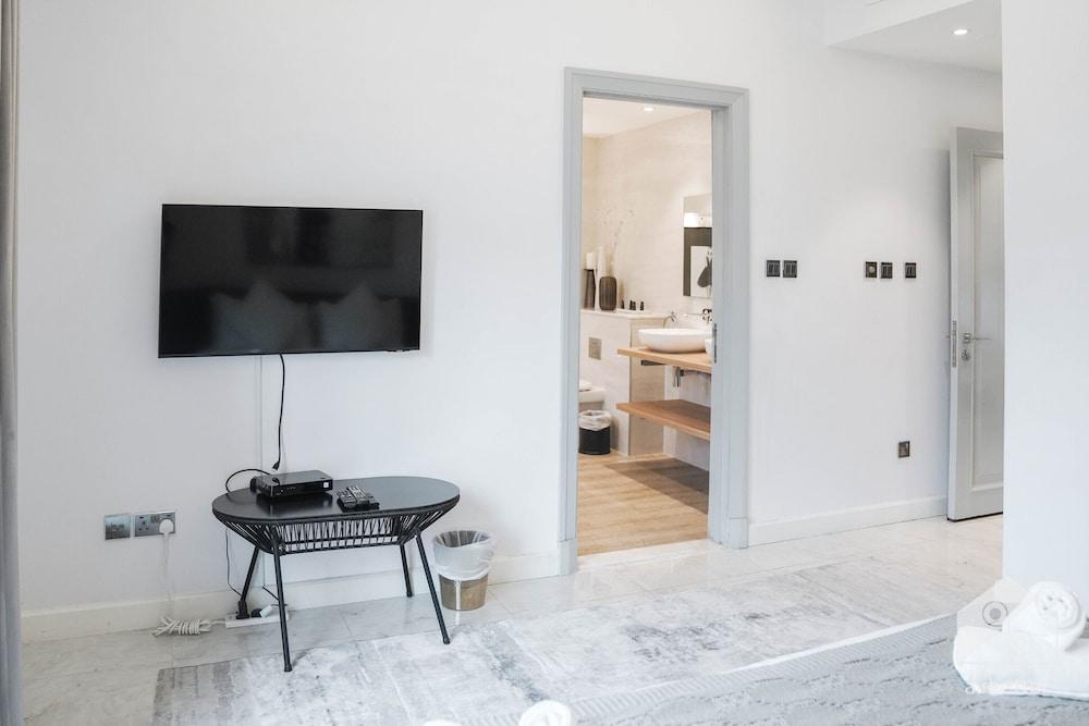 Luxurious Apartment With Iconic Burj View — 3