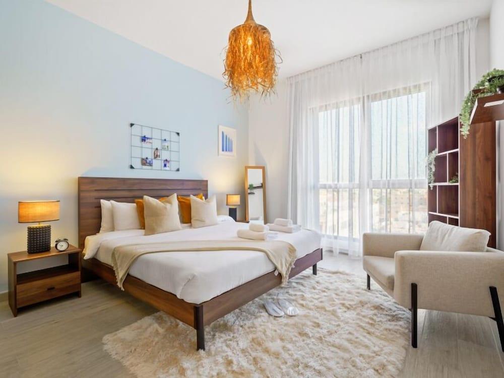 Iconic Views Apt With Balcony Close to the Beach — 7