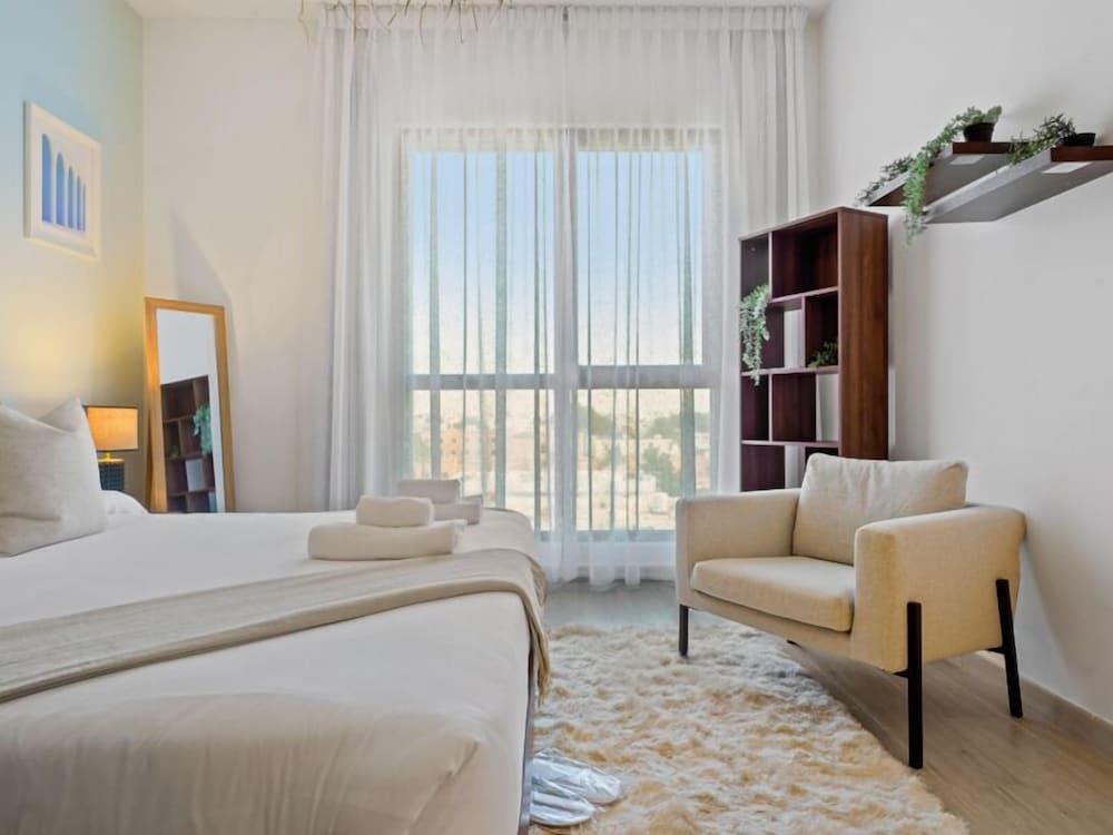 Iconic Views Apt With Balcony Close to the Beach — 10