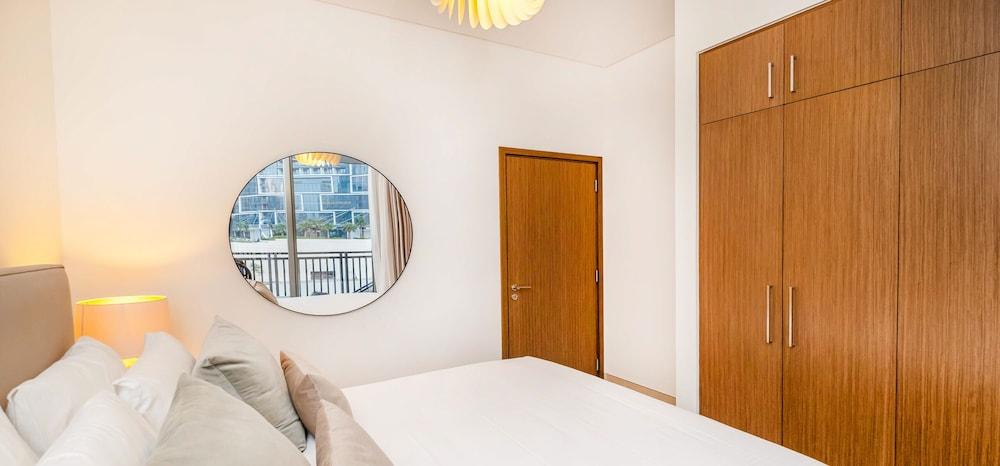 LUX 52 42 Deluxe Marina View Suite 2 — 2