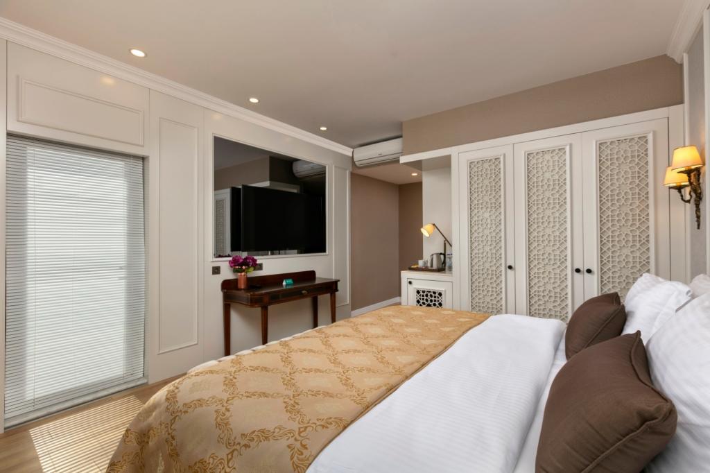 Pukka Hotel — 4