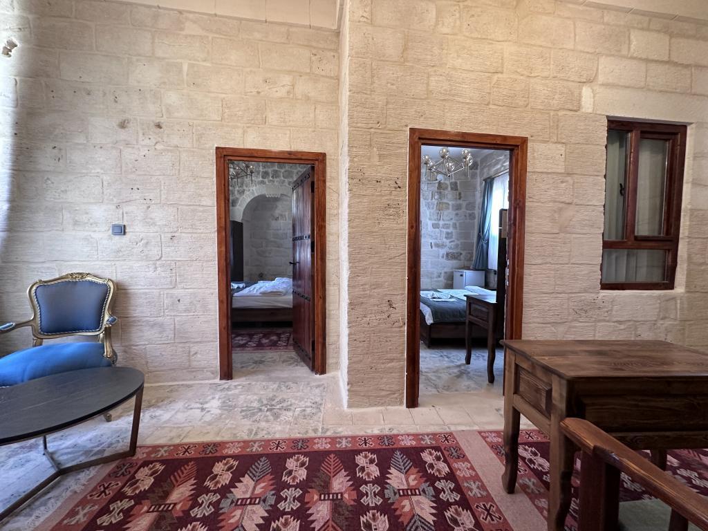 Aryan Otel — 5