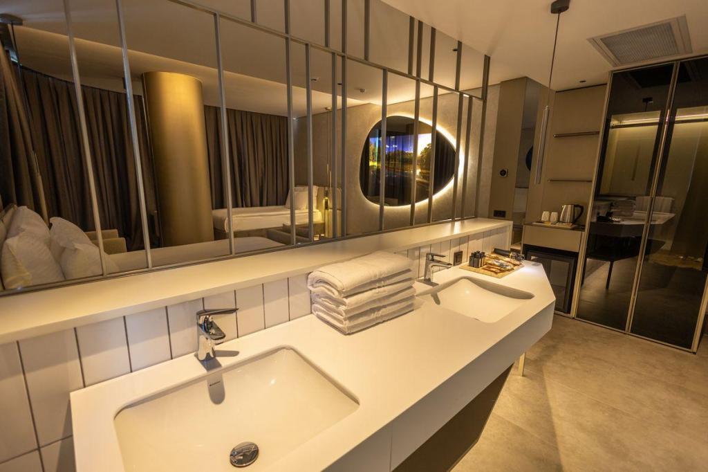 Four Hills Hotel — 6