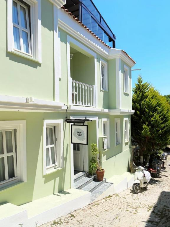 Mon Petit Hotel — 1