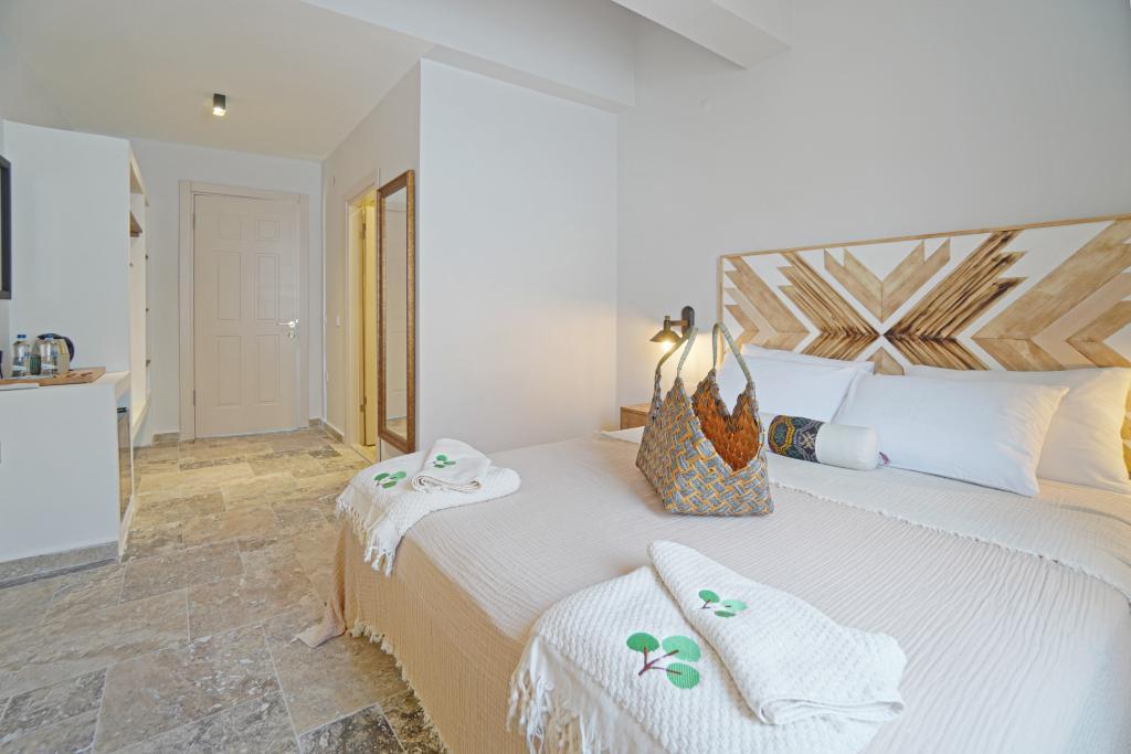 Pom Alaçatı Otel — 2