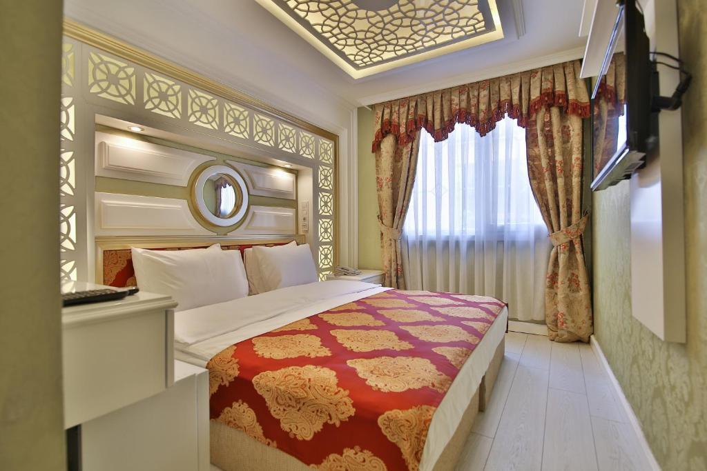 Queens Land Hotel — 2