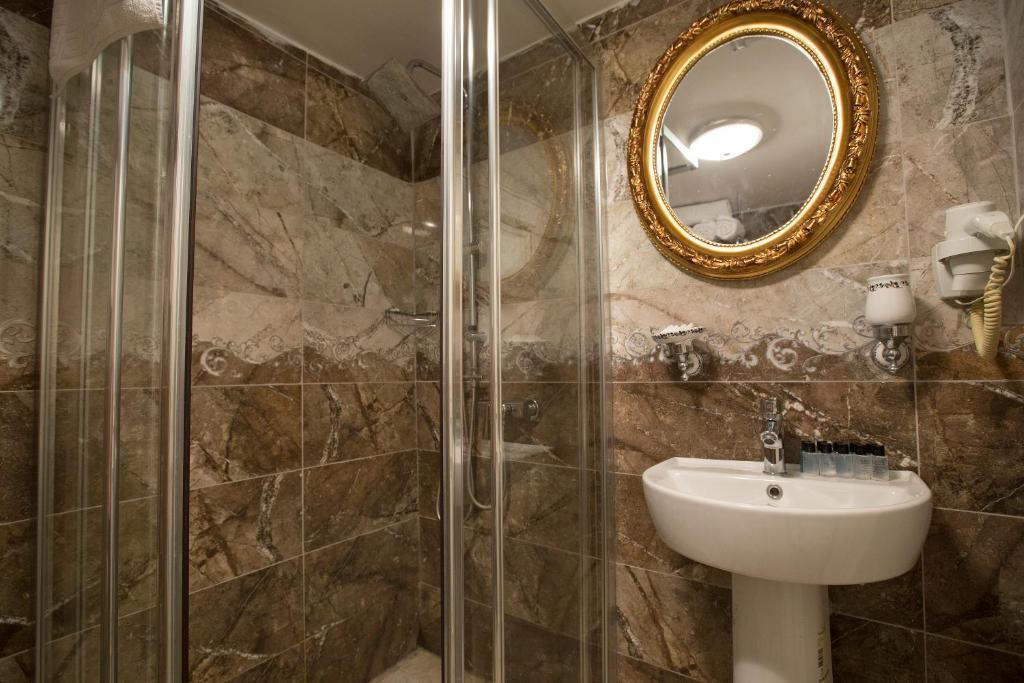 Queens Land Hotel — 6