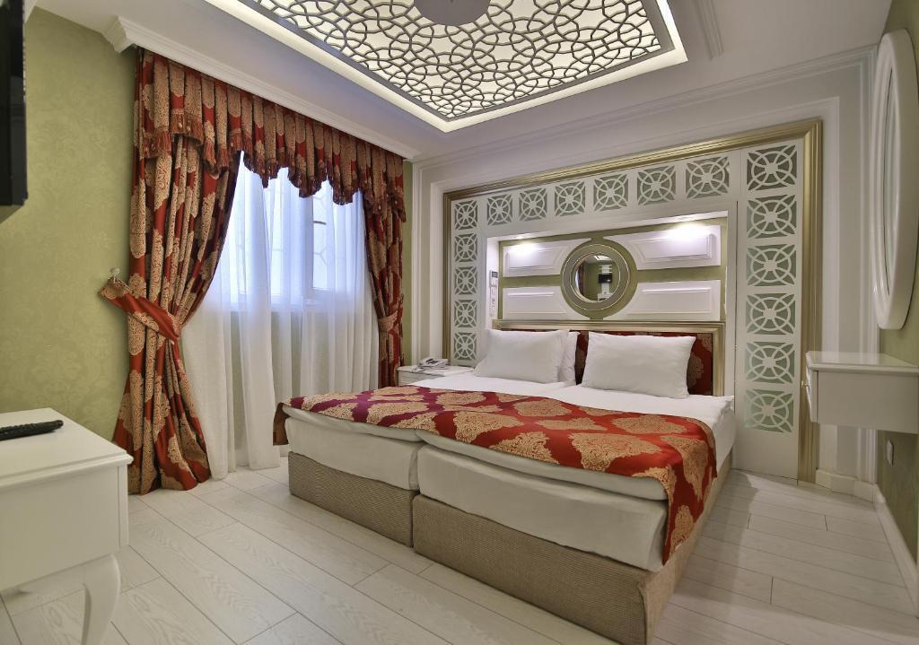 Queens Land Hotel — 7