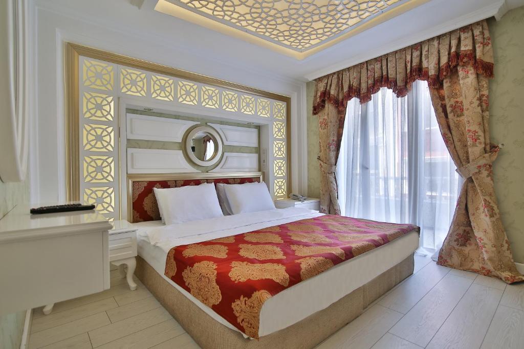 Queens Land Hotel — 8