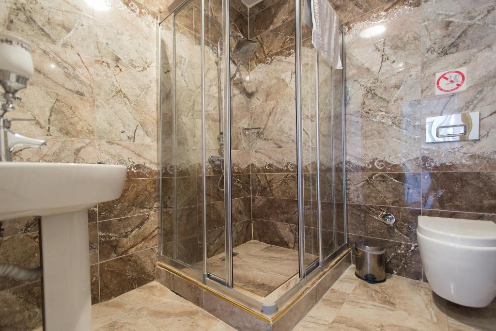 Queens Land Hotel — 10