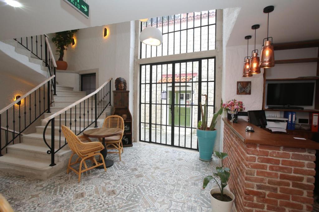 Thera Alaçatı +12 — 2