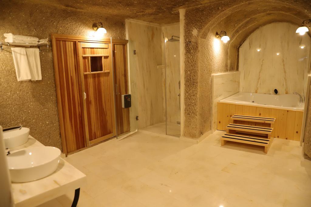 Roma Cave Suite — 10