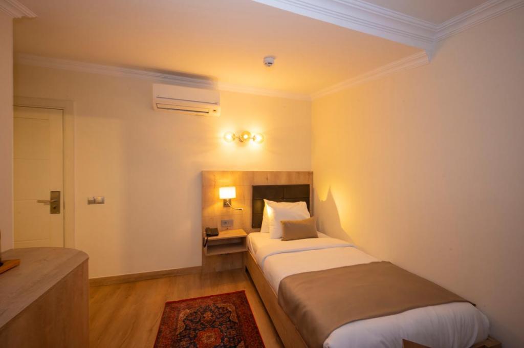 Porta Romanos Hotel — 2