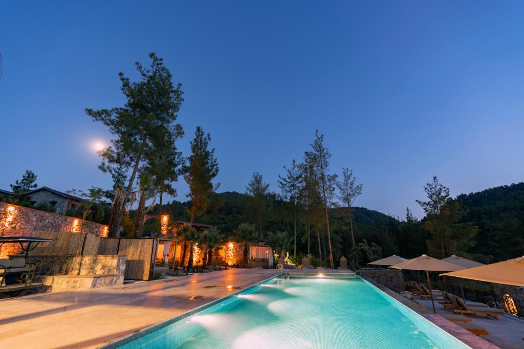 IZZ Getaway (+16 Adults Only)