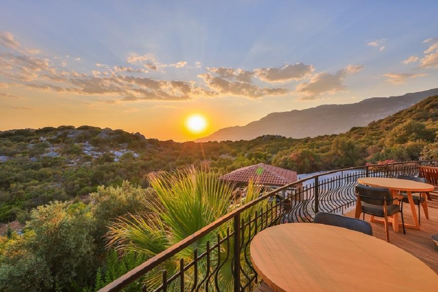 Hill House (Adults Only +14) — 5