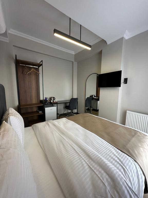 Lenora Airport Hotel — 8
