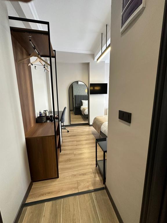 Lenora Airport Hotel — 7