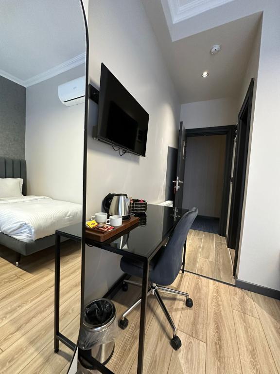 Lenora Airport Hotel — 9