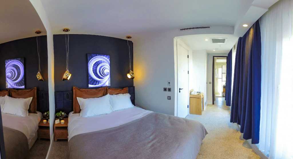 Maroon Hotel Tomtom — 3