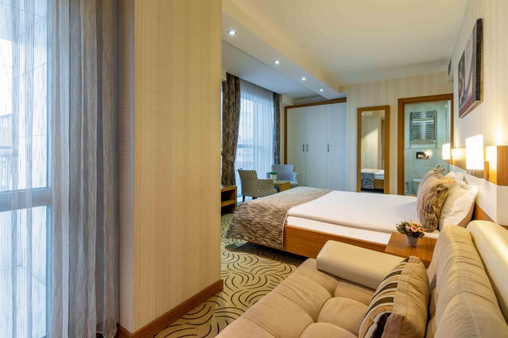 Dies Otel — 10