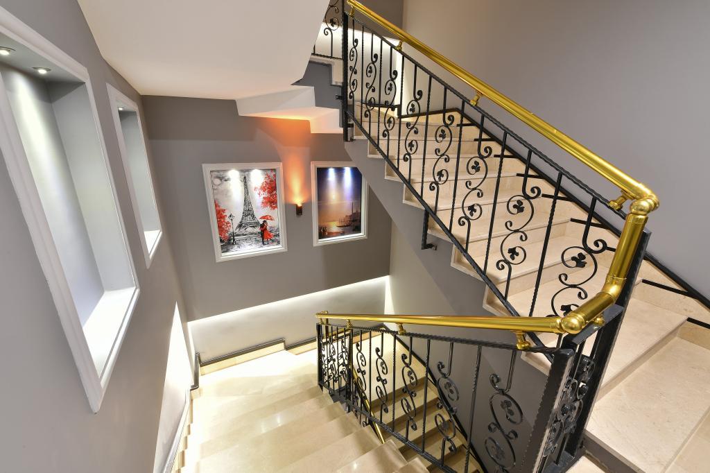 Dlux Hotel — 8