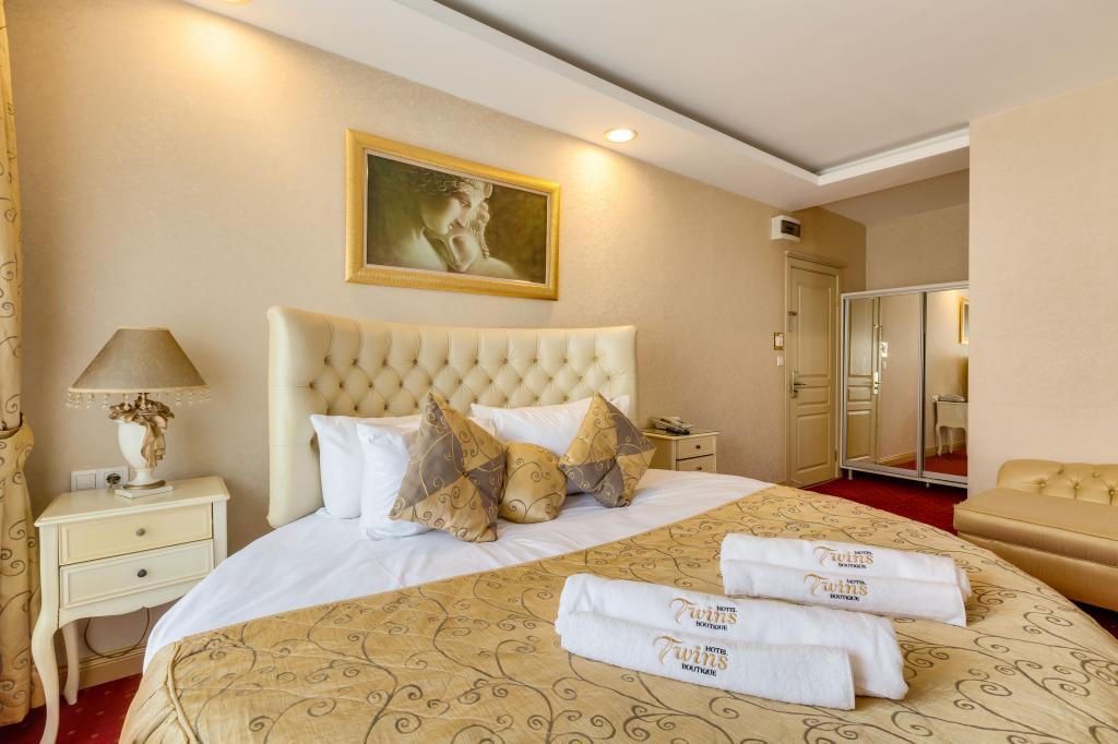 Twins Hotel — 4