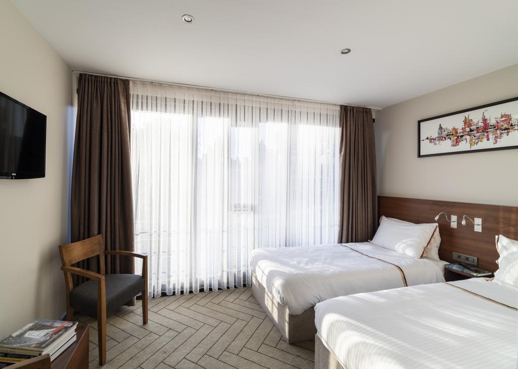 Upsuites Hotel — 4